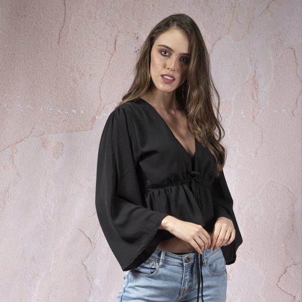 blusa negra manga campana