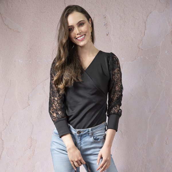 Blusa negra manga encaje